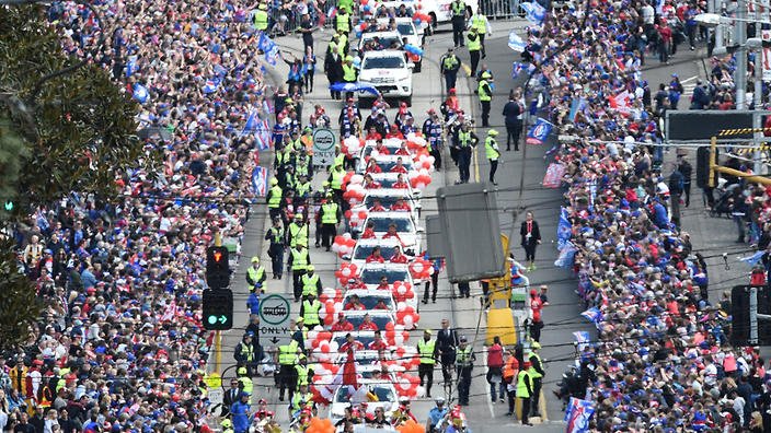 SBSNews's tweet photo. Bulldogs fans outnumber Swans at parade https://t.co/1OoBUJaHiA https://t.co/L1ker2th3T