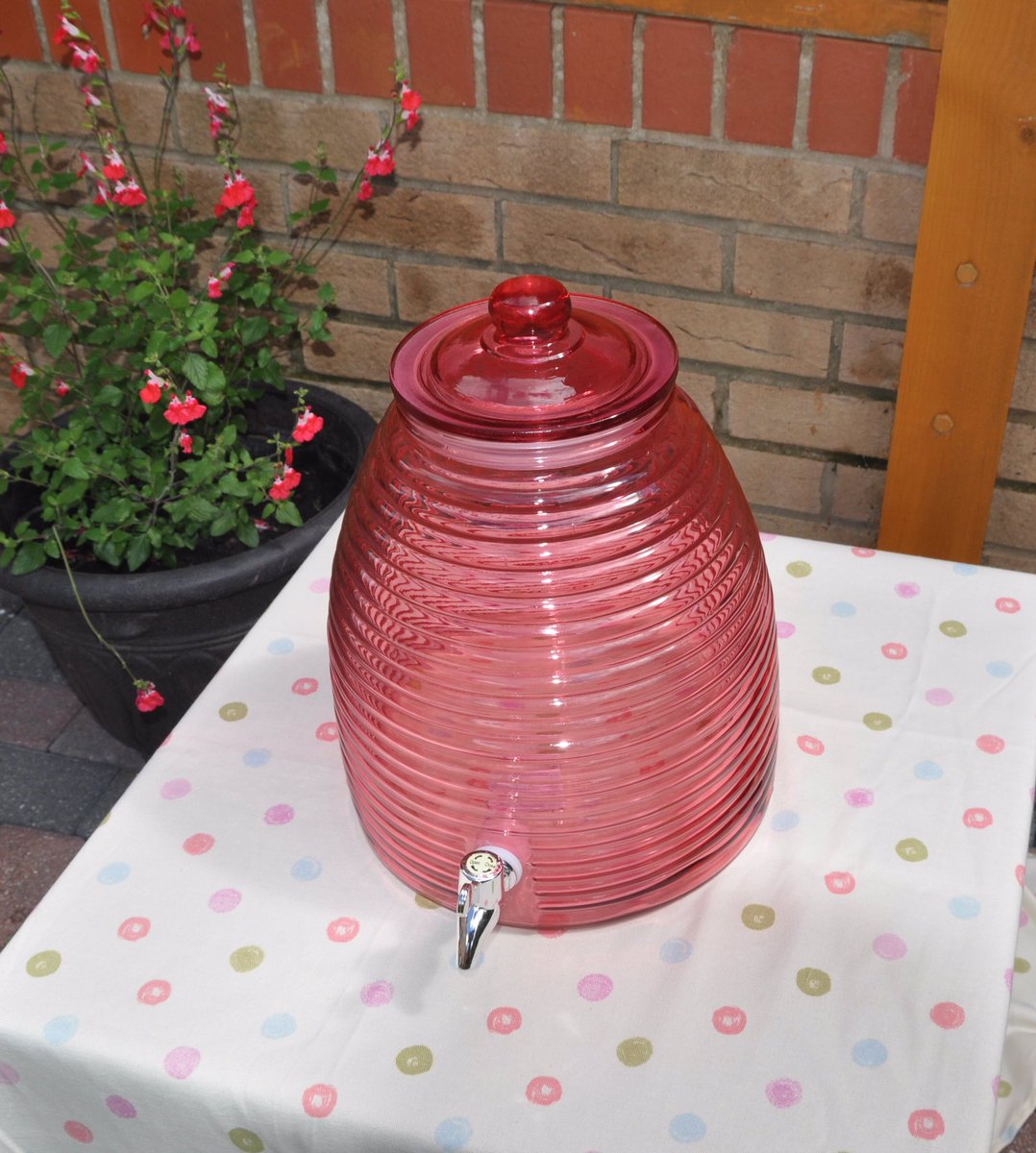 PPeventshire's tweet photo. New addition to our drink dispenser collection available for hire #tableware #eventstyling #partystyling #decorhire #glassware #pink #events https://t.co/Pm2nQUWlhE