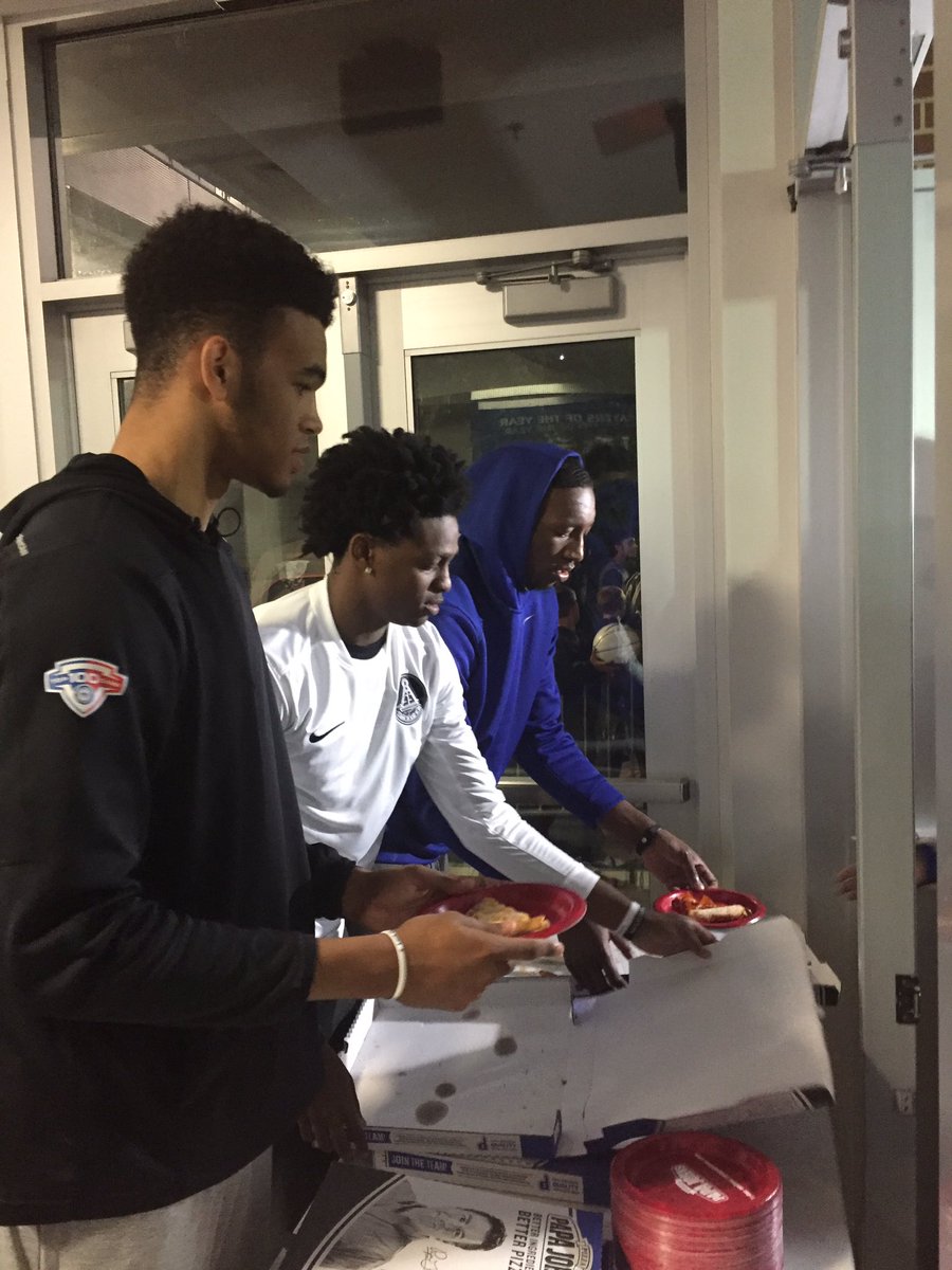 Players passed out pizza and signed autographs after Cal spoke, via CoachCal.com.