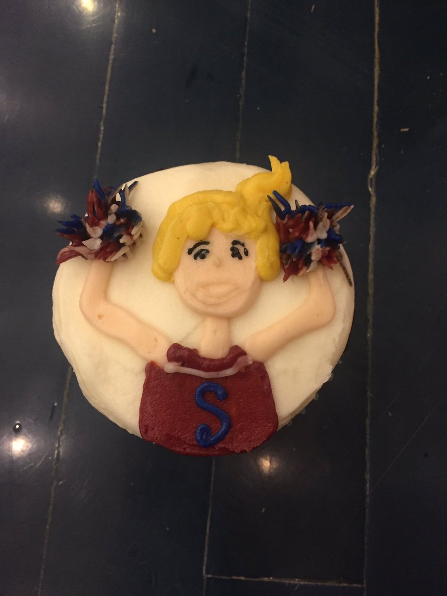 SEHSCoedCheer's tweet photo. How cute are these cupcakes?!?! π #stormcheer #happyhomecomingweek @SEHS_JVCheer https://t.co/VUxq4kYXbN