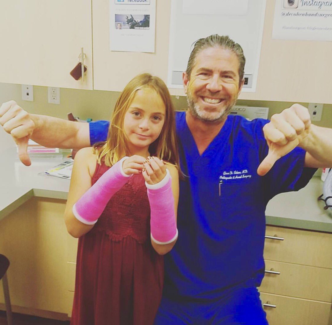 GlennDCohenMD's tweet photo. It's a 2 casts, 2 thumbs down kind of day, and she took like a champ! #bestpatients #handcasts # https://t.co/xPA5hq1m7N
