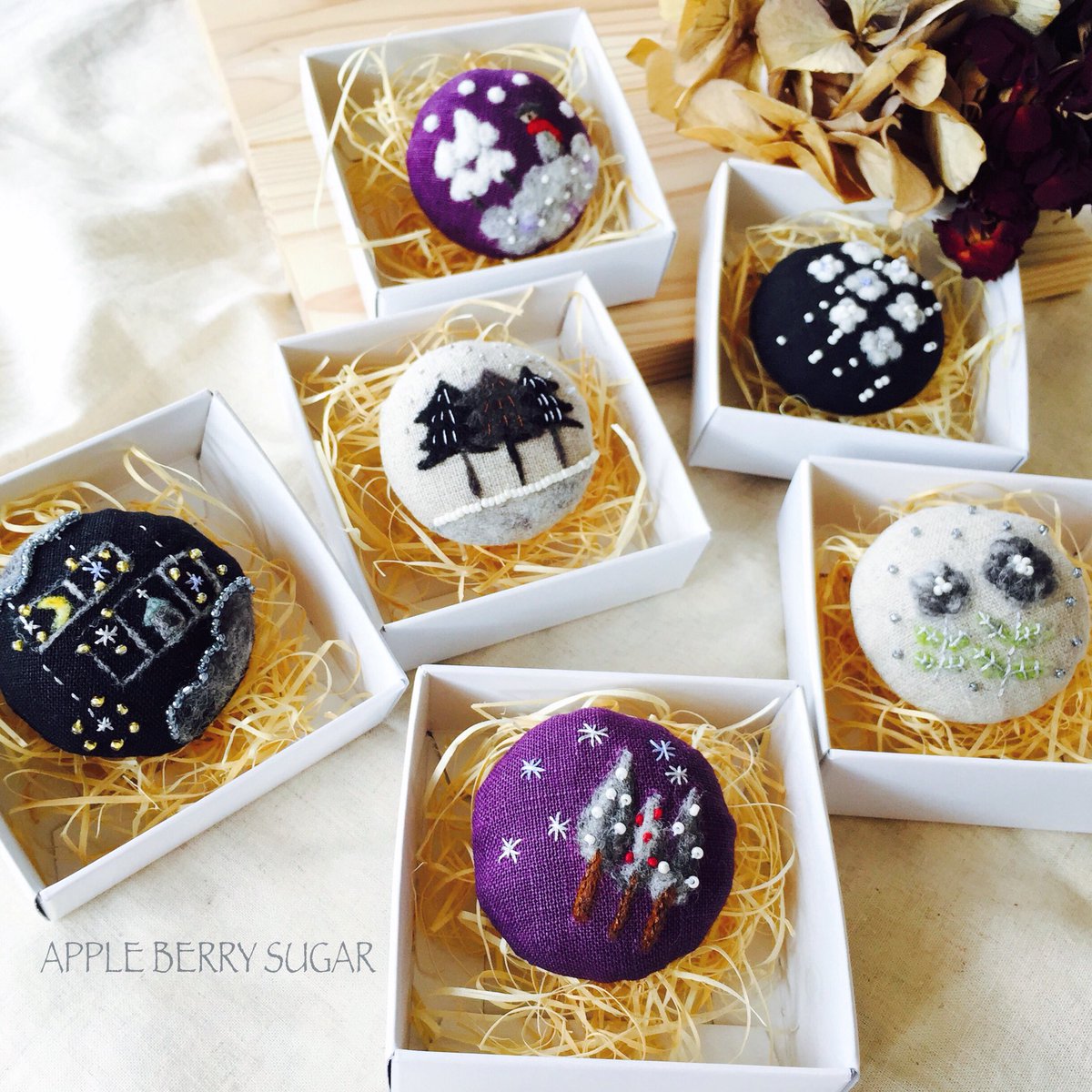 Apple Berry Sugar A Twitter 羊毛フェルト刺繍のくるみボタンブローチ 6種類出来ました 10 22 土 Artdiveで手に取って見て頂けると嬉しいです 羊毛フェルト 刺繍 ブローチ くるみボタン ハンドメイド