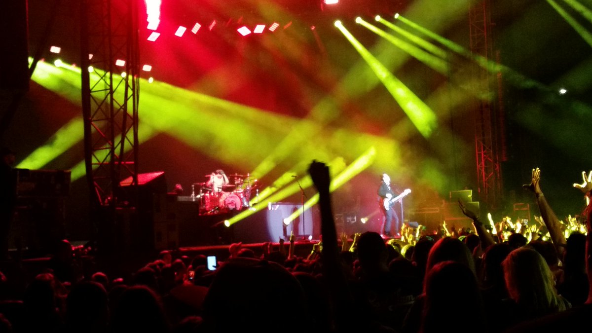 SixApplePies's tweet photo. I want to go back to when I saw @blink182 live @markhoppus @travisbarker #mattskiba #blink182 #bangor #maine https://t.co/4cTFE29Vq2