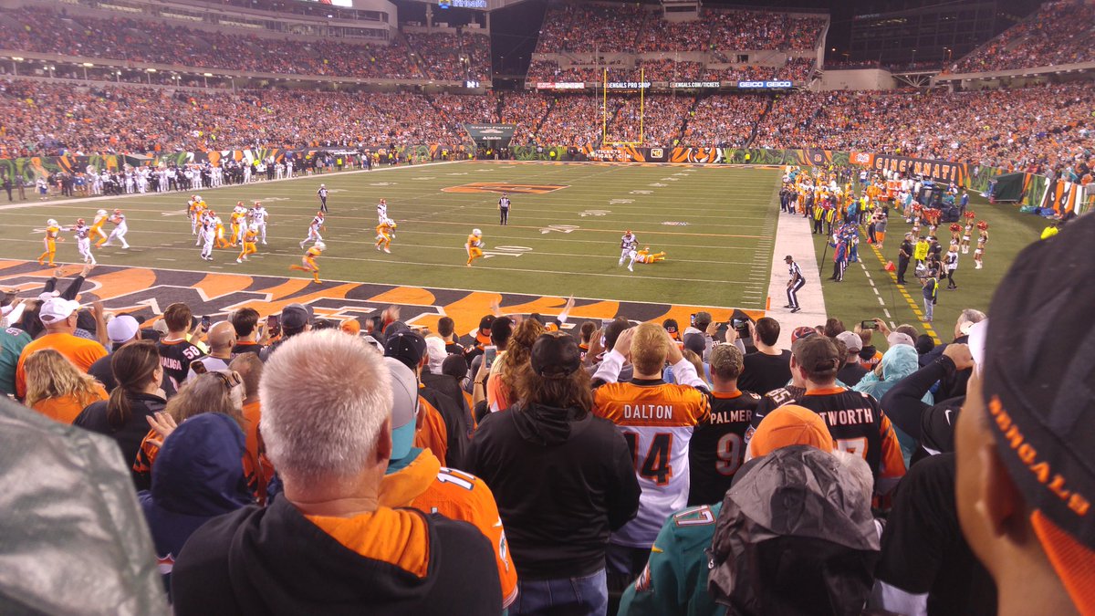 ULCardsFan2321's tweet photo. Leave it to AJ!  #letstroar #WhoDey https://t.co/ji52vvEVxL