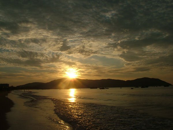 auroraquynhon's tweet photo. The gorgeous sunrise views on beach. #Quynhon  #sunrise #attractions https://t.co/0g5qx1dgeD