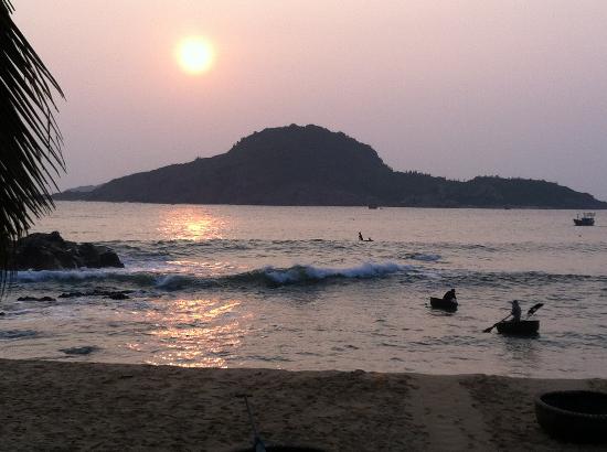 auroraquynhon's tweet photo. The gorgeous sunrise views on beach. #Quynhon  #sunrise #attractions https://t.co/0g5qx1dgeD