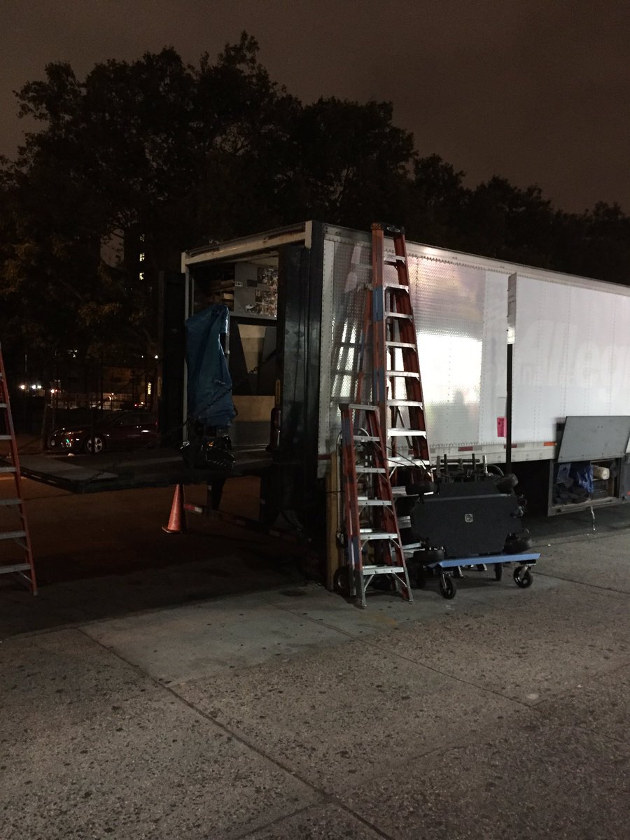 RachaelKelley13's tweet photo. In 16 years in NY, I've walked through at least 100 TV/film shoots. Not ONCE, have I seen The #SVU crew. NOT ONCE. WTF? #wheresbenson #fb https://t.co/iMMESDRGZH