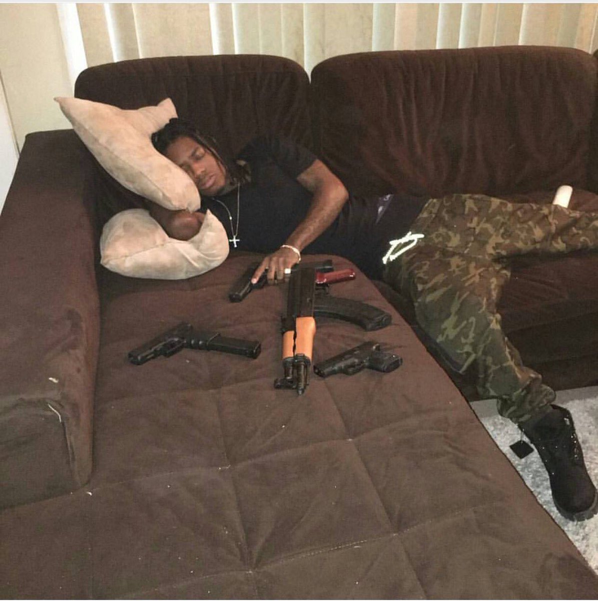 _snapdogg_'s tweet photo. We all know I sleep good 😂 https://t.co/l38p6KPRmC