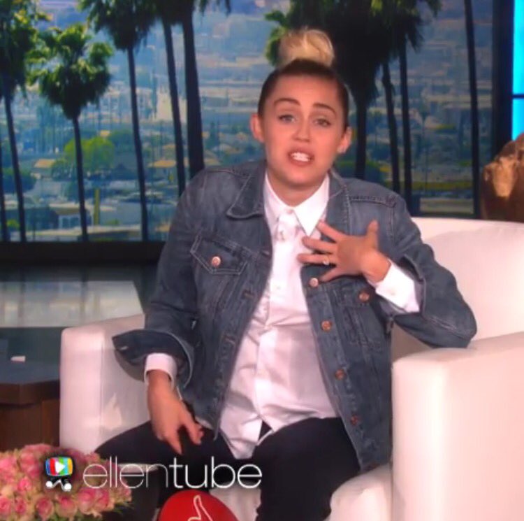 komugiyamazaki's tweet photo. Ellenが風邪をひいてしまったので、The Ellen Showの代役になんとMiley Cyrusが登場ー😍😍😍💜💜💜✨✨✨代理だけどMileyが司会の番組なんて最高ですね💓💓💓
@TheEllenShow / Instagramより https://t.co/Kx5kj6eYJK