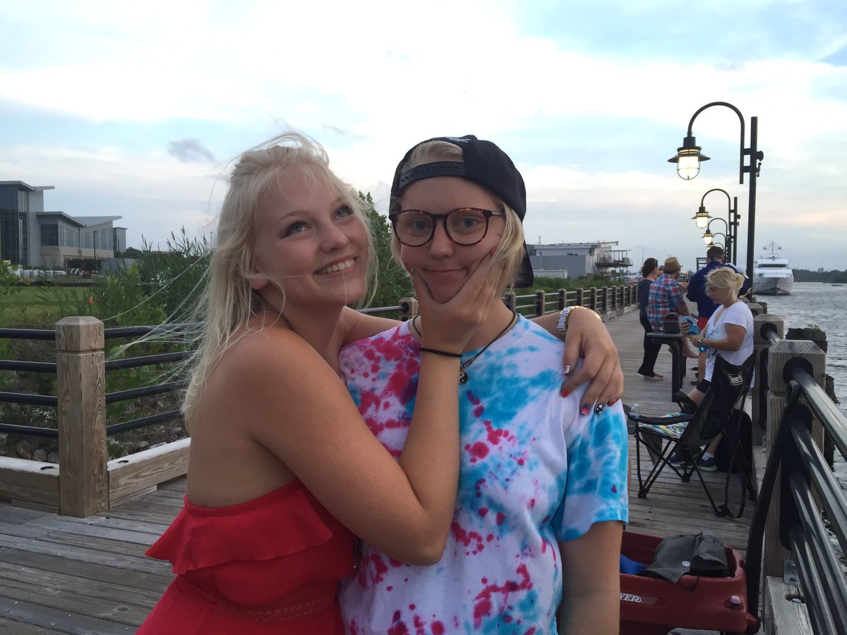 jordyn_work's tweet photo. Happy 21st bday to the raddest sister ever. #skully #juice #2E4 https://t.co/y4cTs8QpyI