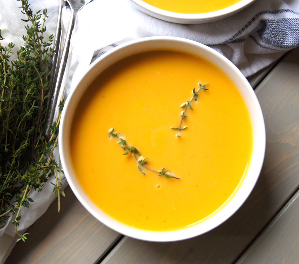 The worlds easiest soup recipe..and so yummy! nourishedpeach.com/2016/09/29/sim… #recipe #glutenfree #cleaneating #fall #food