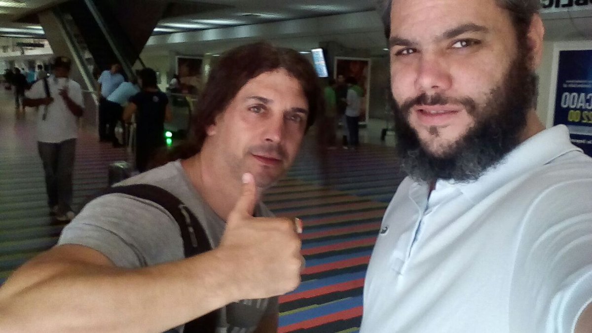 Por cierto, no les mostré la primera imagen de Domingo a su llegada a Venezuela. ¡Si, llegooooo! Aquí con 'el produ'