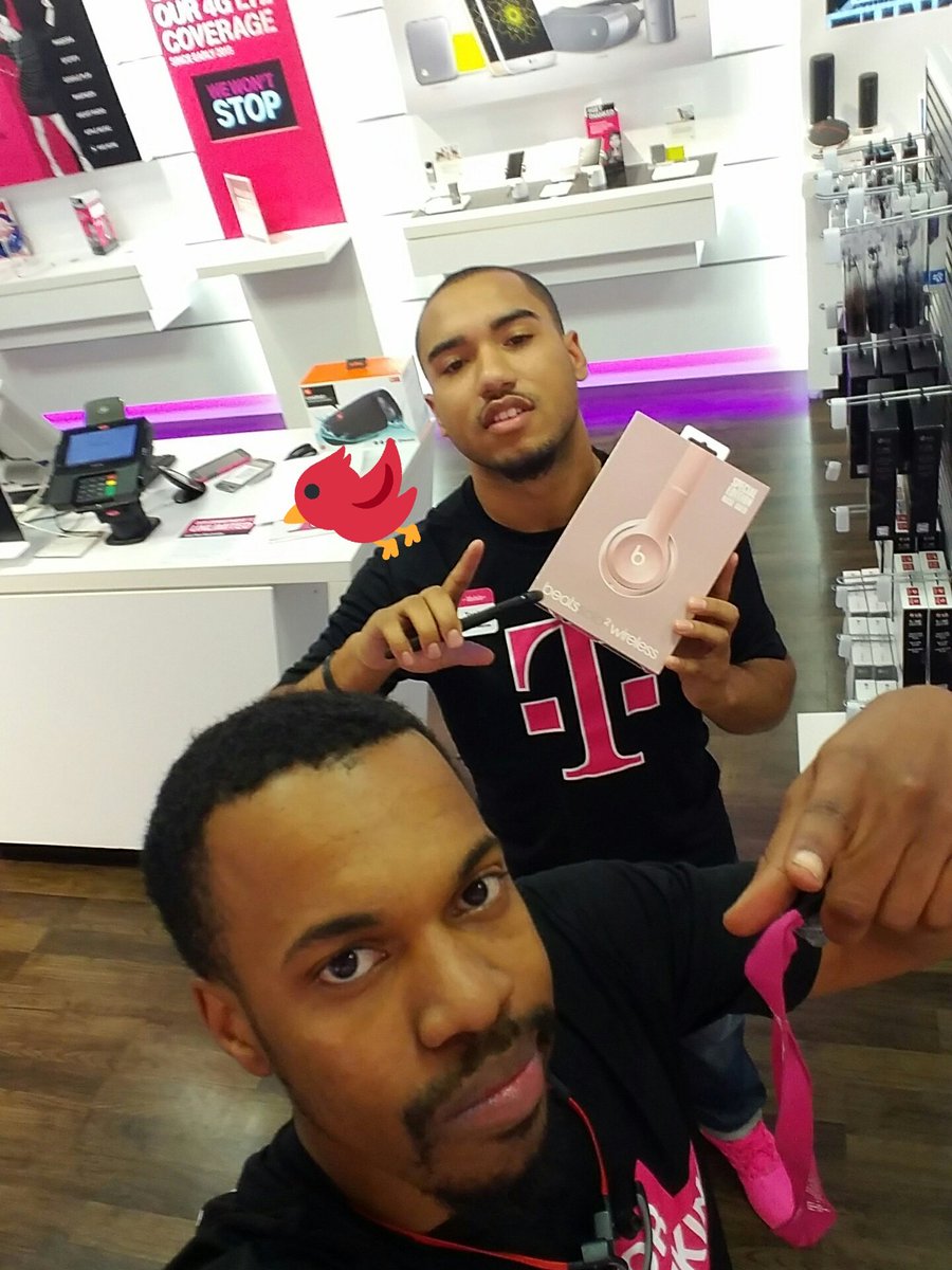 MobileRich1's tweet photo. Beats on deck for your new iPhone 7 #Rose #chickenlittle #Getthanked https://t.co/L5vnHBYIsi