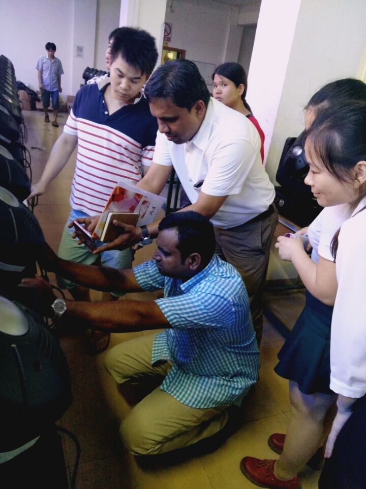 Foreign customers come to visit our factory in china.
A very pleasant cooperation.
Special lighting Di welcome customers all friends coming.