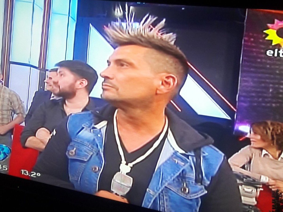 luciano_eltirri's tweet photo. Porque siempre estoy tan serio? #Showmatch2016 voy a empezar a reírme más 🎩 https://t.co/asuaqmZKW7