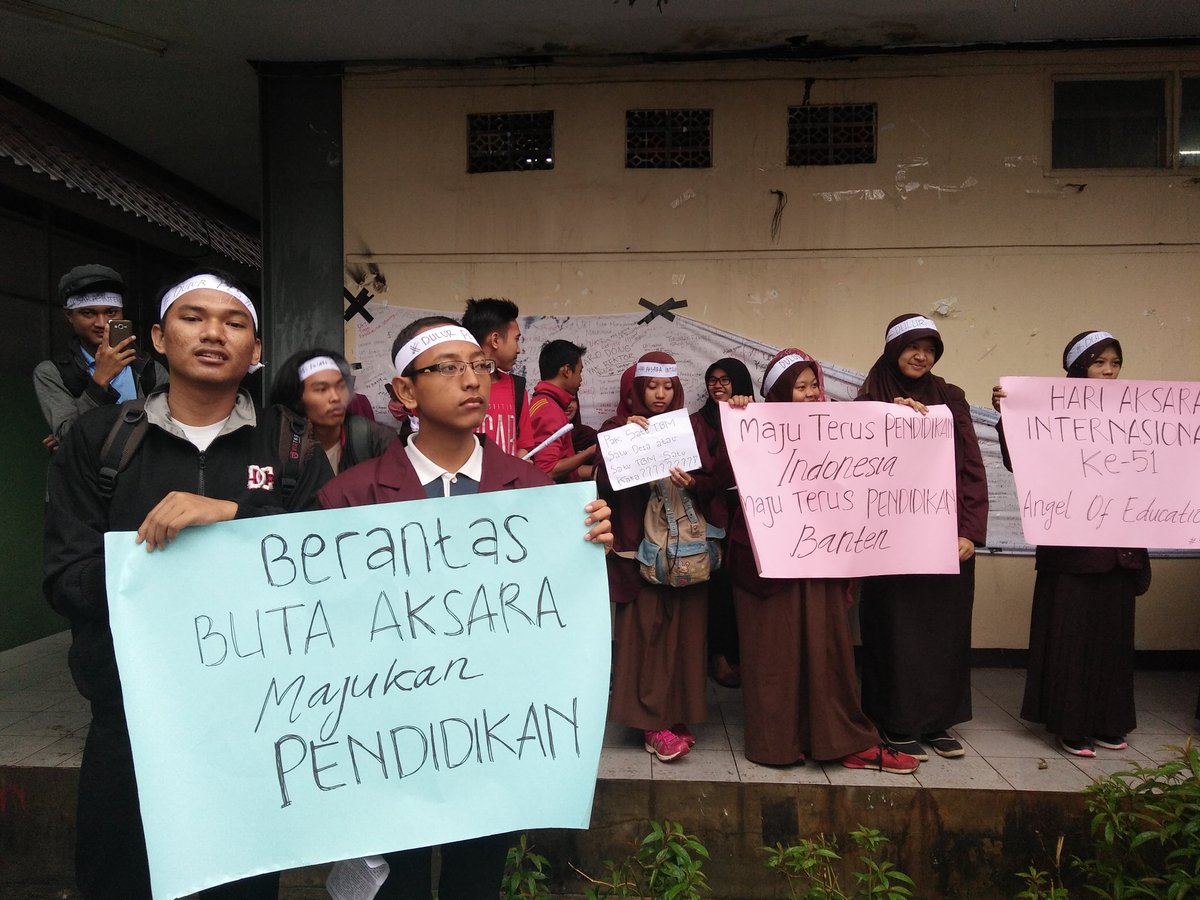 Tengah berlangsung Aksi damai dari HMJ Pendidikan Luar Sekolah dalam rangka memperingati "Hari Aksara" ke-51