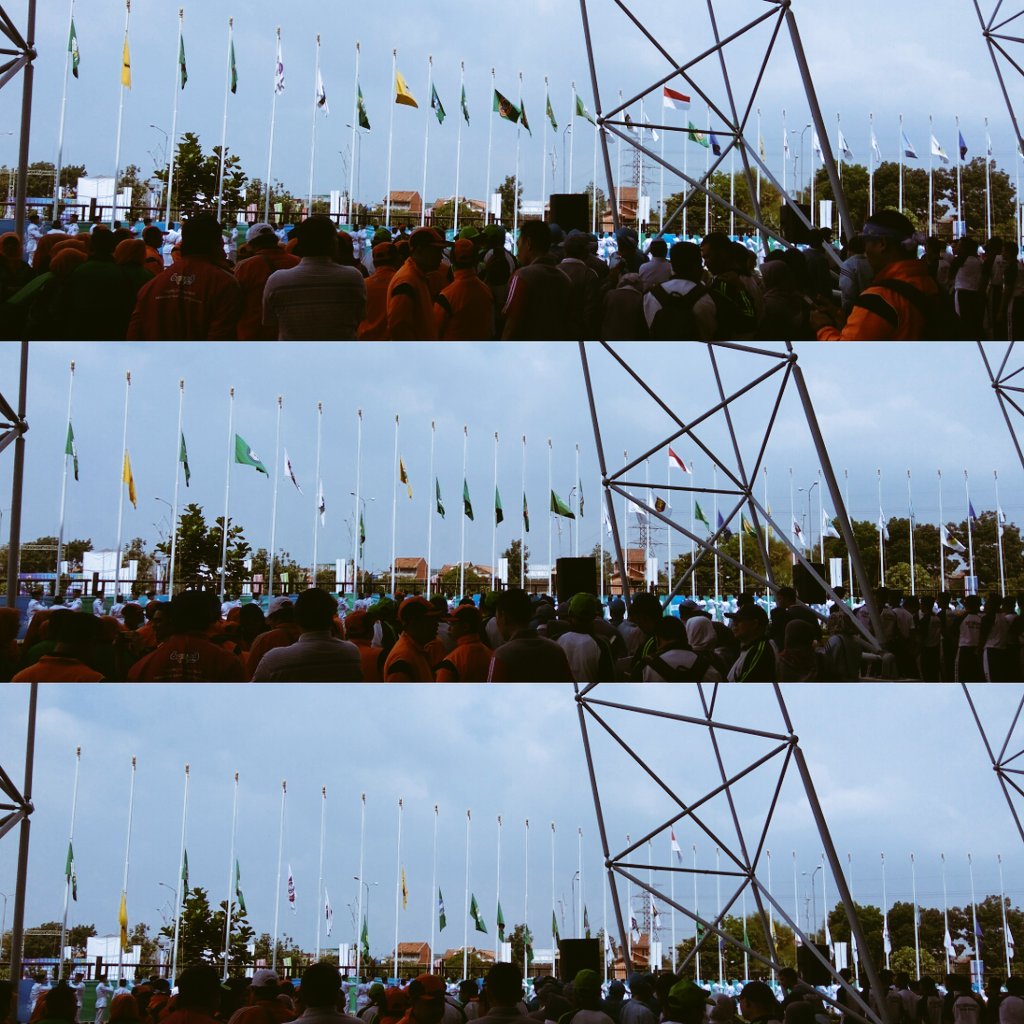 dprdjawabarat's tweet photo. Mengikuti upacara penurunan bendera peserta #PONXIX2016 di Stadion GBLA. https://t.co/pcFJ6BOLJz