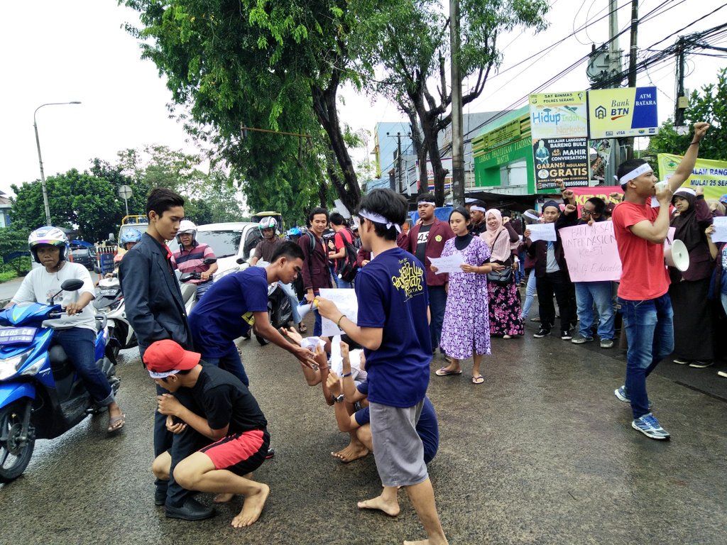 Tengah berlangsung aksi teater ikal dari HMJ Pendidikan Luar Sekolah rangka memperingati "Hari Aksara" ke-51