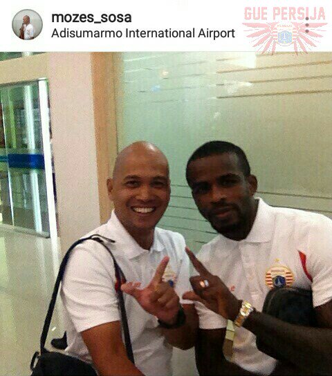 GuePersija's tweet photo. Greg Nwokolo bersama @Mozes_Sosa di Bandara Adi Soemarmo, Solo.

Welcome back! Bring back the glory!💪 https://t.co/jocJXRC7wQ