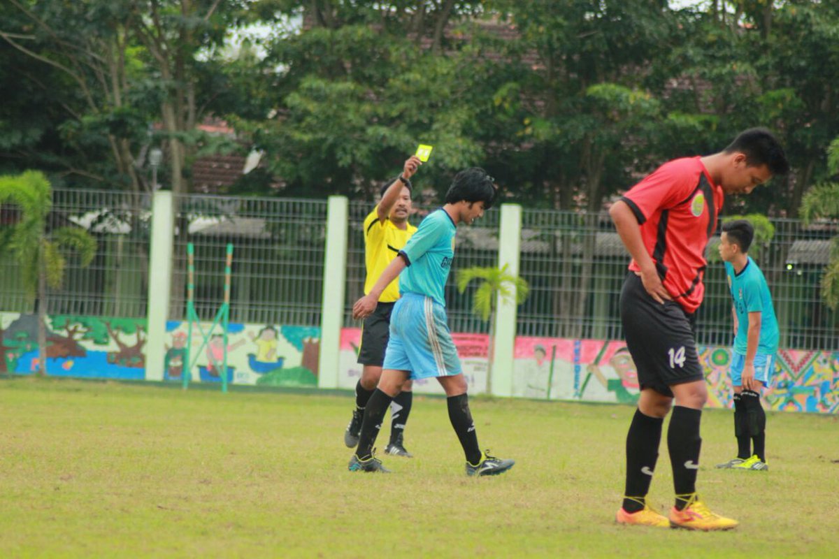 giriputrafc's tweet photo. Kartu kuning diberikan kepada Hariadi setelah melanggar pemain lawan #galleryPSGRIMvsGIRIPUTRAFC https://t.co/TSNlhV2rWU