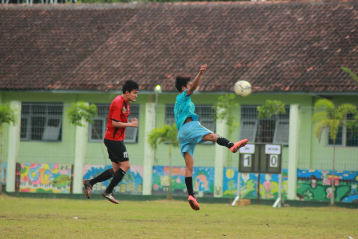 giriputrafc's tweet photo. Duel udara antara Haryanto vs Slamet Widodo,yg sekaligus sebagai skipper Persiba Bantul #galleryPSGRIMvsGIRIPUTRAFC https://t.co/Ji6aoLSRuU