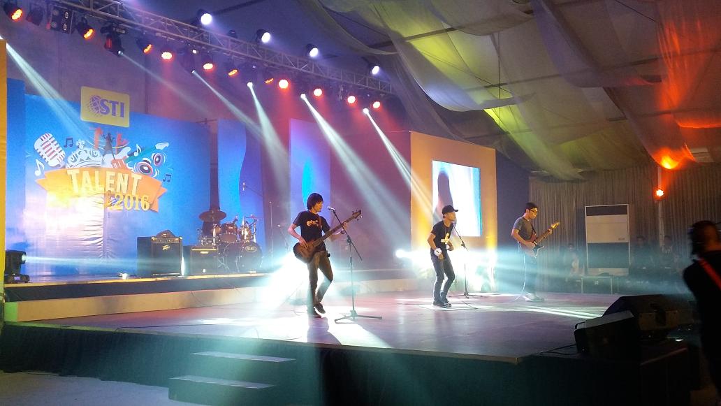 seraphimblue44's tweet photo. Manukan of STI Dasma performs in Battle of the Bands #STI33 #STITalentSearch2016 #STIBattleoftheBand #Seraphimsnotes https://t.co/D2Z0GjKsQa