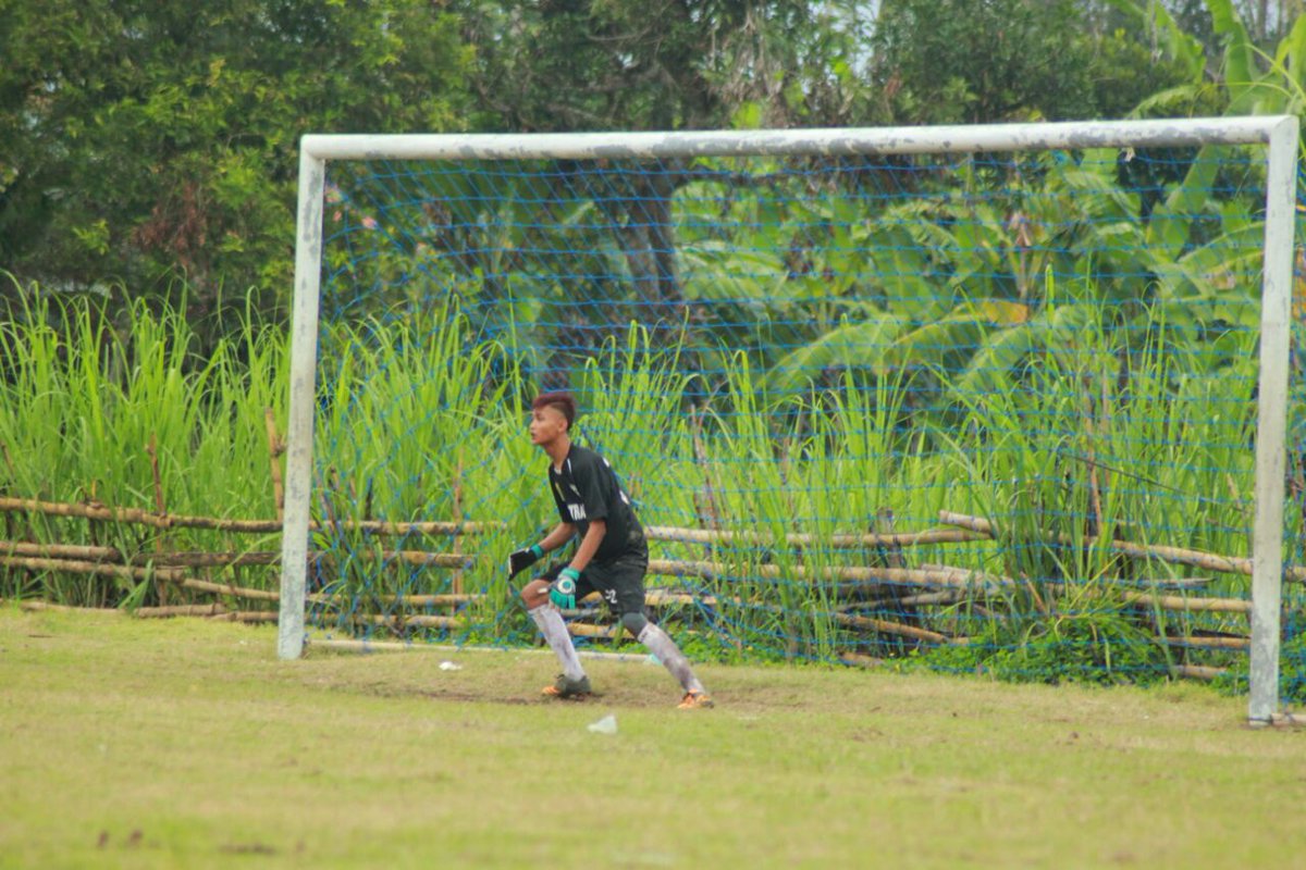 giriputrafc's tweet photo. Reaksi Nanang sebelum berhasil menggagalkan eksekusi pinalti lawan #galleryPSGRIMvsGIRIPUTRAFC https://t.co/XWaSeotuoc
