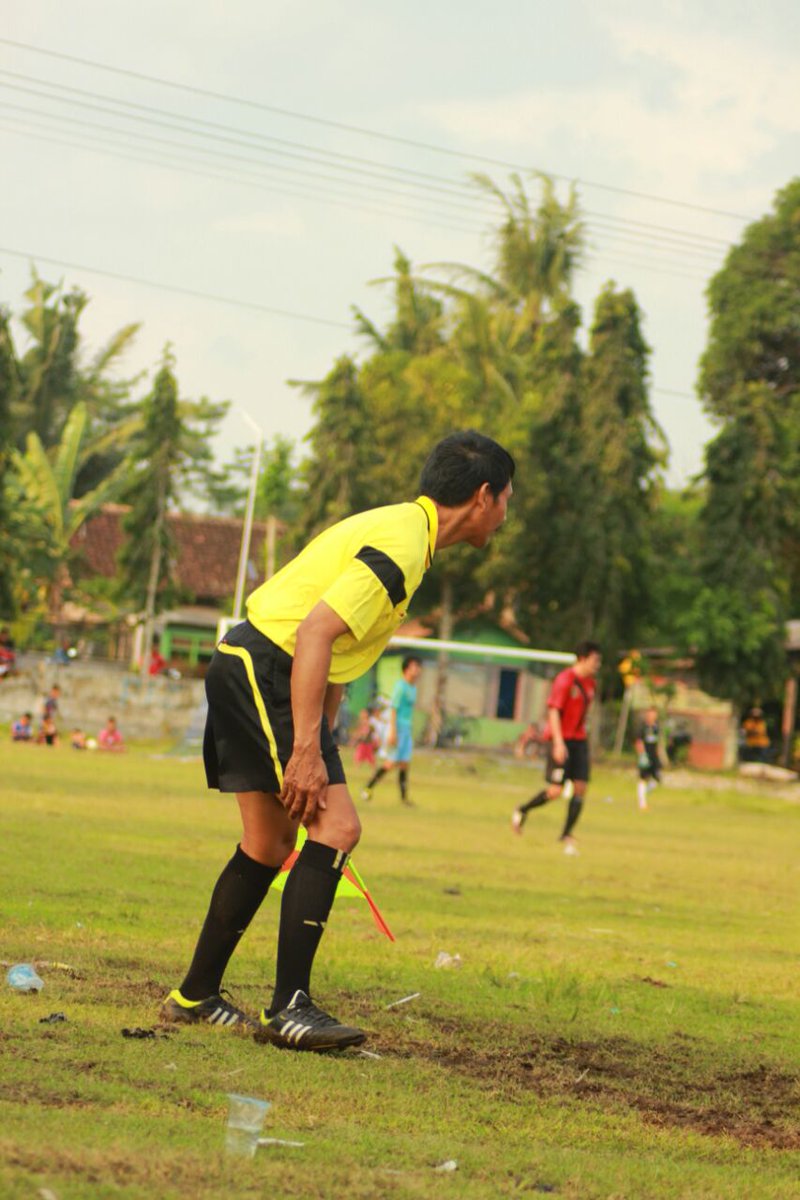 giriputrafc's tweet photo. Hayoo pak Sholeh yang fokus dgn jebakan offside nya 😝😝 #galleryPSGRIMvsGIRIPUTRAFC https://t.co/djZGPILQKq