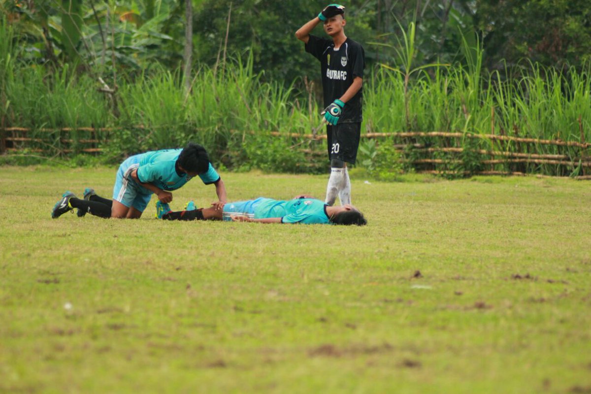 giriputrafc's tweet photo. Aziz sedang dibantu Hariadi saat kram. Pertandingan dgn tensi dan tempo cukup tinggi #galleryPSGRIMvsGIRIPUTRAFC https://t.co/NXsKxjFpJs