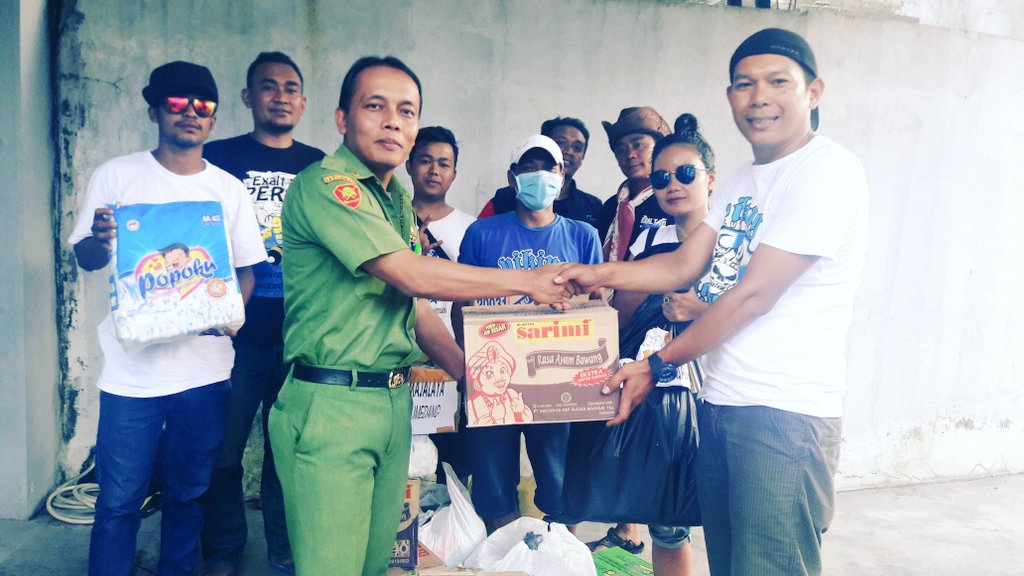 Penyerahan bantuan secara simbolis <a href="/kp/">Kyle Pickering</a> cijambe karangpawitan grt