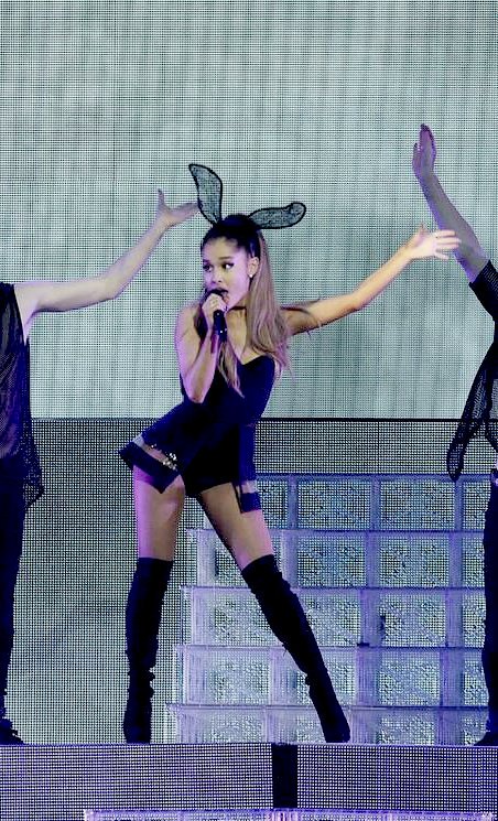 arohariana's tweet photo. #ArianatorsBoxLFS https://t.co/oJngnvQhLM