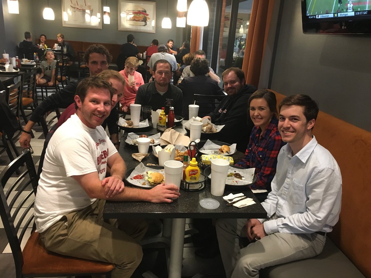 DSJBurger's tweet photo. Faculty and students alike love a good burger! What a great second outing. The year ahead looks very promising! #BurgerOn https://t.co/OKpE39pXXU