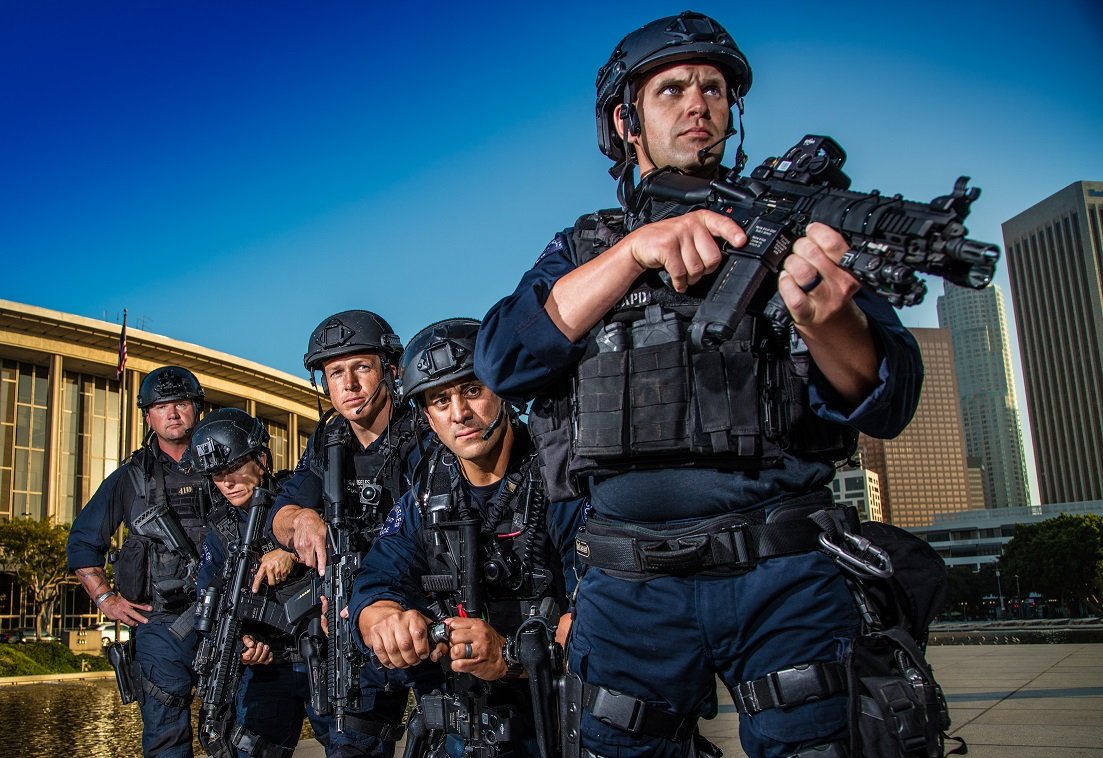 Swat kuwait. Сват LAPD. Спецназ LAPD. LAPD SWAT форма. SWAT полицейский спецназ США.