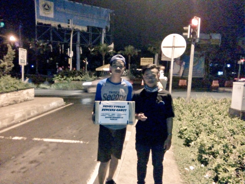 BAKSOS Waktu malem @peduligarut @ComicGarut dari komunitas BEAT MATIC RING17 bogor (BMR17),KAMI PEDULI UNTUK GARUT:)