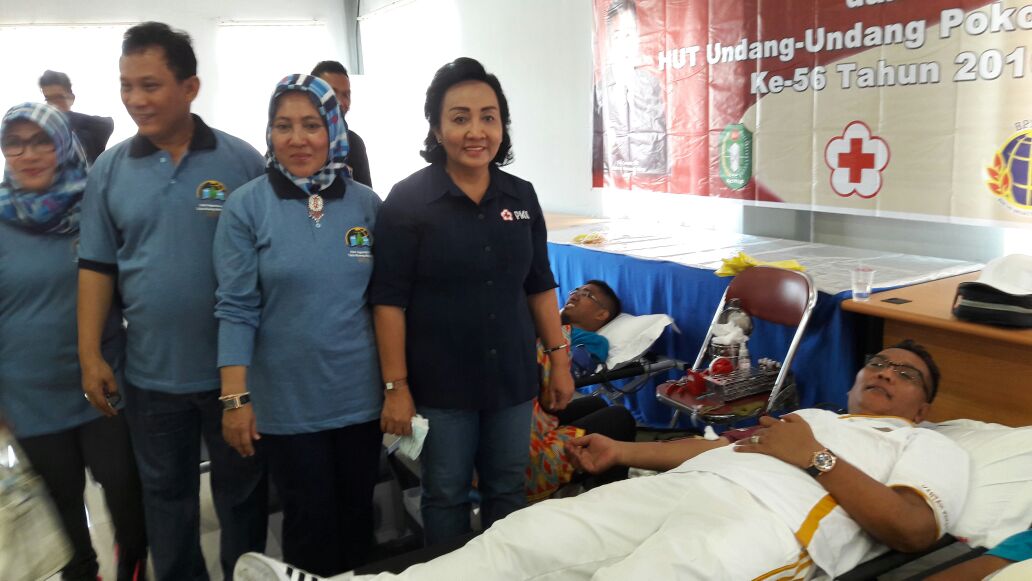 rianharedy's tweet photo. Aksi donor  dlm rangka HANTARU 2016 Kwl BPN Kalbar bersama Ibu Gubernur Kalbar @humasATRBPN @atr_bpn @djalil_sofyan https://t.co/vDEIygrFY2
