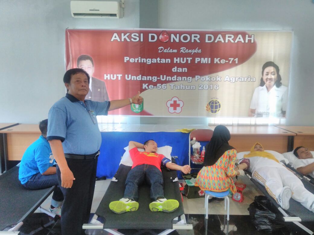 rianharedy's tweet photo. Aksi donor  dlm rangka HANTARU 2016 Kwl BPN Kalbar bersama Ibu Gubernur Kalbar @humasATRBPN @atr_bpn @djalil_sofyan https://t.co/vDEIygrFY2