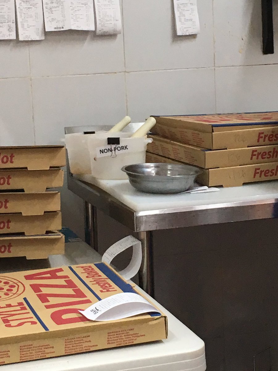 sandeeflies's tweet photo. Good thing #SnRcdo has a separate slicer for non-pork pizza!!! https://t.co/mAzPIL62w3