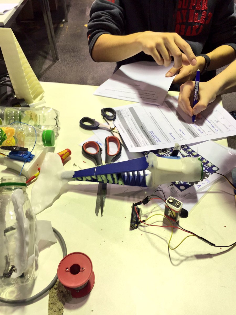 startcodingde's tweet image. Mit dem Bionik-Baukasten von der @FestoAG könnt ihr Roboterflossen bauen. #mfb16