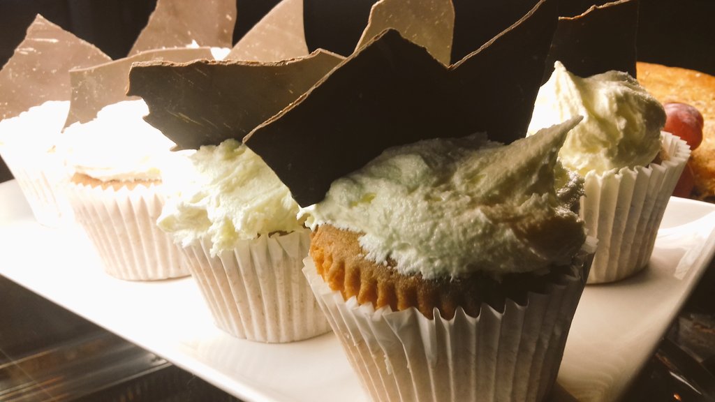 Redbeanroastery's tweet image. Happy Friday everyone 😀😁😊#FridayFeeling #lemoncupcakes #cakecakecake #homemadecakes #clarionhotelcorkcity @ClarionAtrium