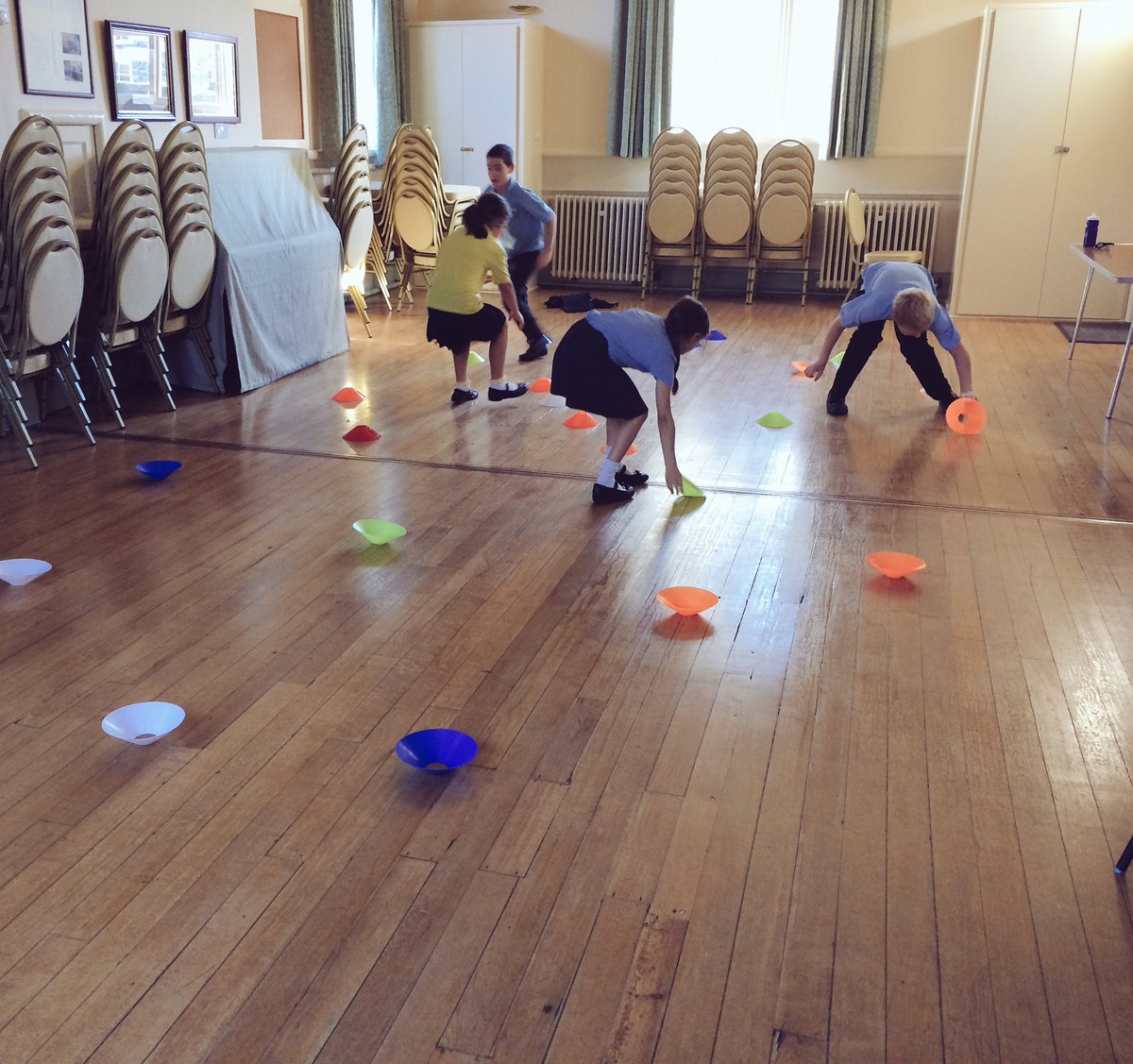 1st Middleton Tyas enjoying a competitive game of Dishes &amp;a Domes 👫👫😅👊🏼💪🏼 #battleofthefittest #conemania
