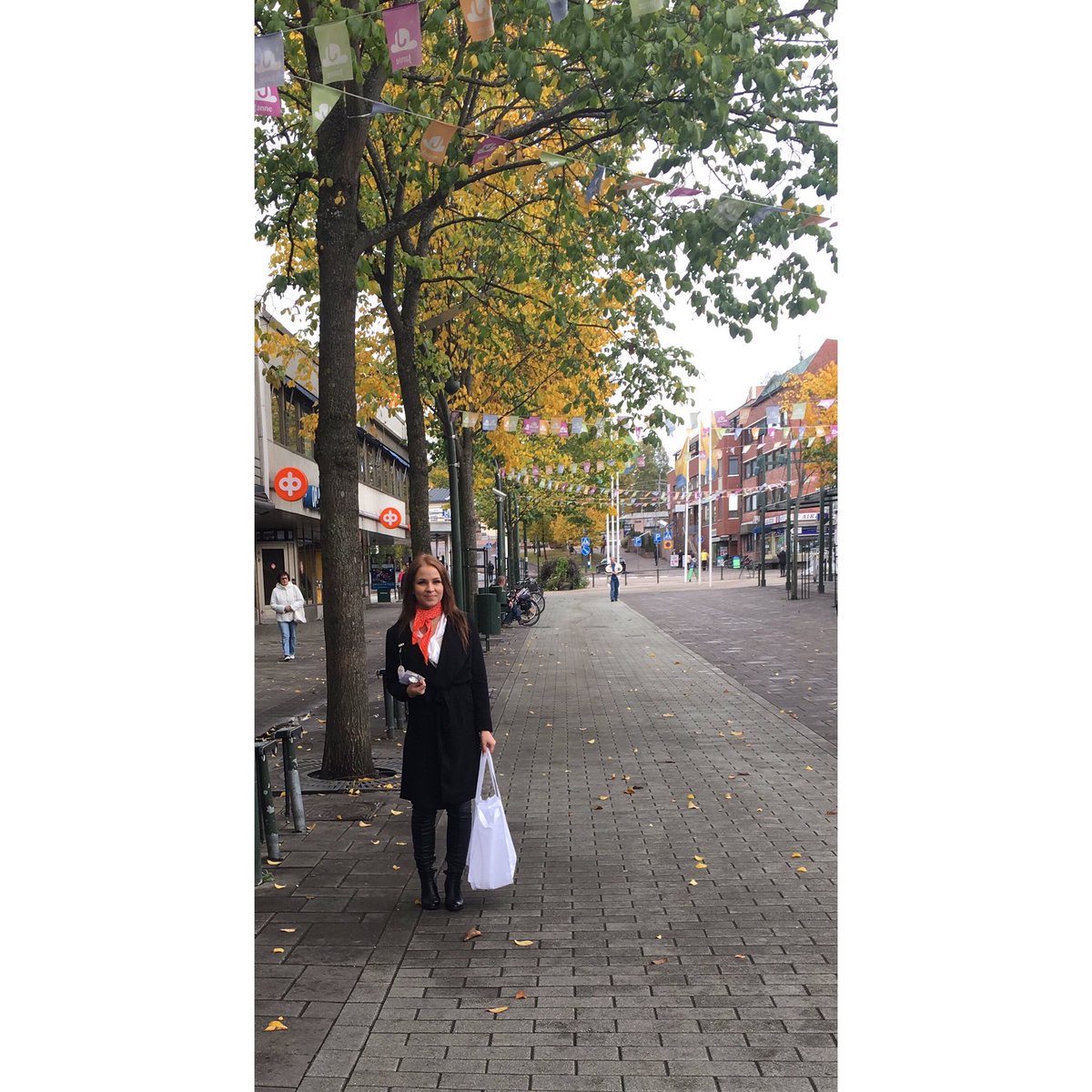 aholasannna's tweet photo. Pimenevien syysiltojen turvaksi OP jakaa heijastimia 🍁 #opkeskiuusimaa #heijastinpäivä #hyväkiertämään #pankkielämää @OP_Ryhma https://t.co/mXjdGVkvBP