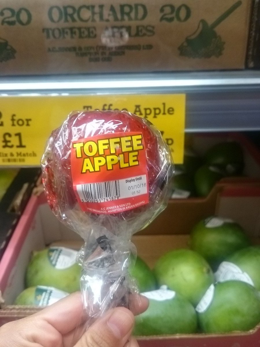 Motoko Gram イギリスも秋が深まり トフィーアップルが出るようになりました イギリスで日本を懐かしく思う一瞬です もはやりんご飴にしかみえない 最後のはチョコバナナとの融合か