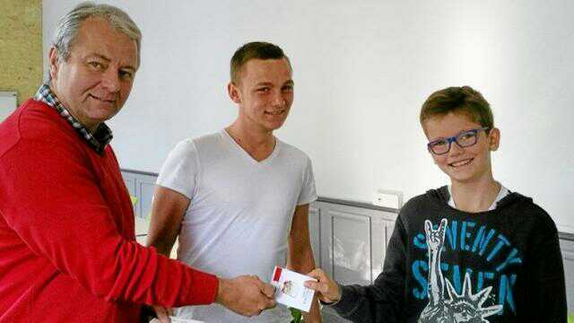 Conseil jeune : le maire remet les cartes d'électeurs #LucsurMer | via <a href="/ouestfrance/">Ouest-France</a> ouest-france.fr/normandie/luc-…