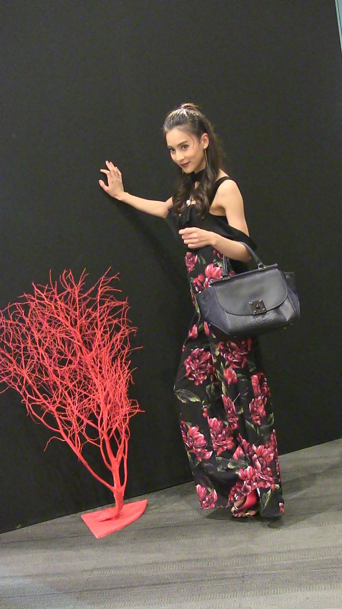 Megreen_G's tweet photo. กรีน ร่วมงาน Fall / Winter 2016 Collection "Shanghai Illusion" #weebrand #greenausadaporn #greenausadapornfanclub #shanghaiillusion #DDwork https://t.co/8YPbV0CyIU