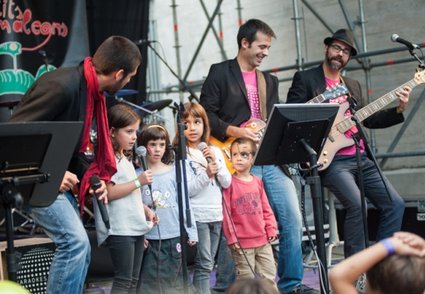 8 escenaris, 46 artistes i 103 concerts al <a href="/PetitsCamaleons/">Petits Camaleons</a> d'aquest cap de setmana a #SantCugat! ow.ly/5mtN304I5bx