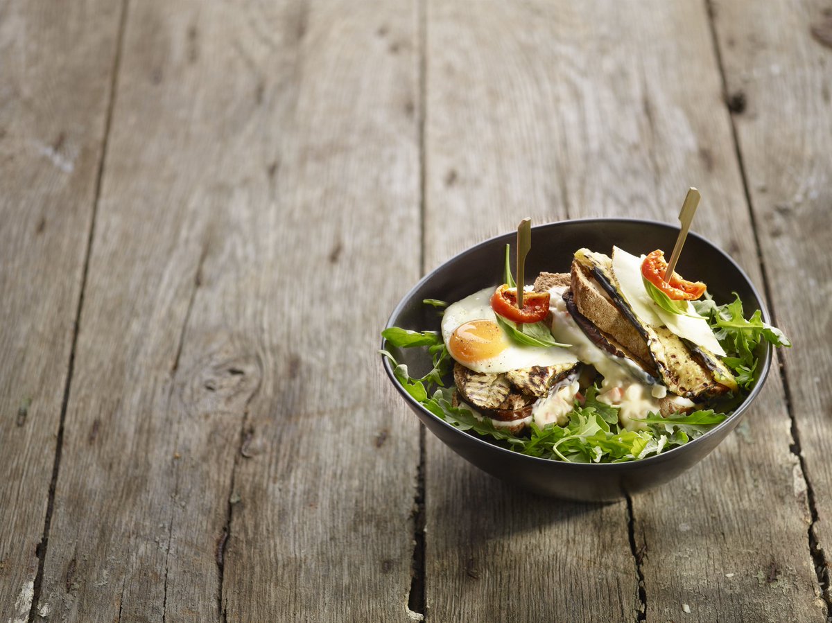 Goedemorgen! Morgen is het world veggie day. Serveer eens een klassieker, met een veggie twist: issuu.com/bonduellefoods…