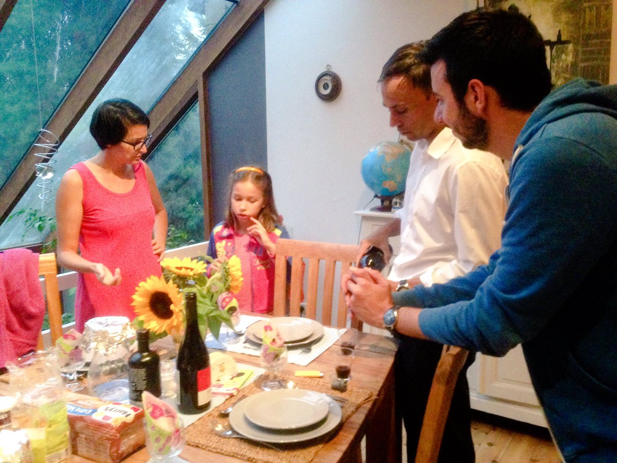 SharingEuropeT's tweet photo. Un dîner avec nos hôtes @NightSwappingFR à #bruxelles 😍😘 Moments magique. Merci à Sara et sa famille. 🏠🇧🇪👨‍👩‍👧 https://t.co/SWmA5uPnUh