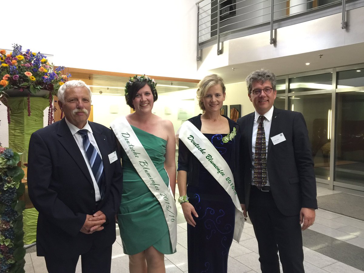 lockdrives's tweet photo. #INDEGA congrats the new German Flower Princess at @ZVG_Gartenbau Deutscher Gartenbautag in #Berlin. #Horticulture. https://t.co/Jp87hUcNsm