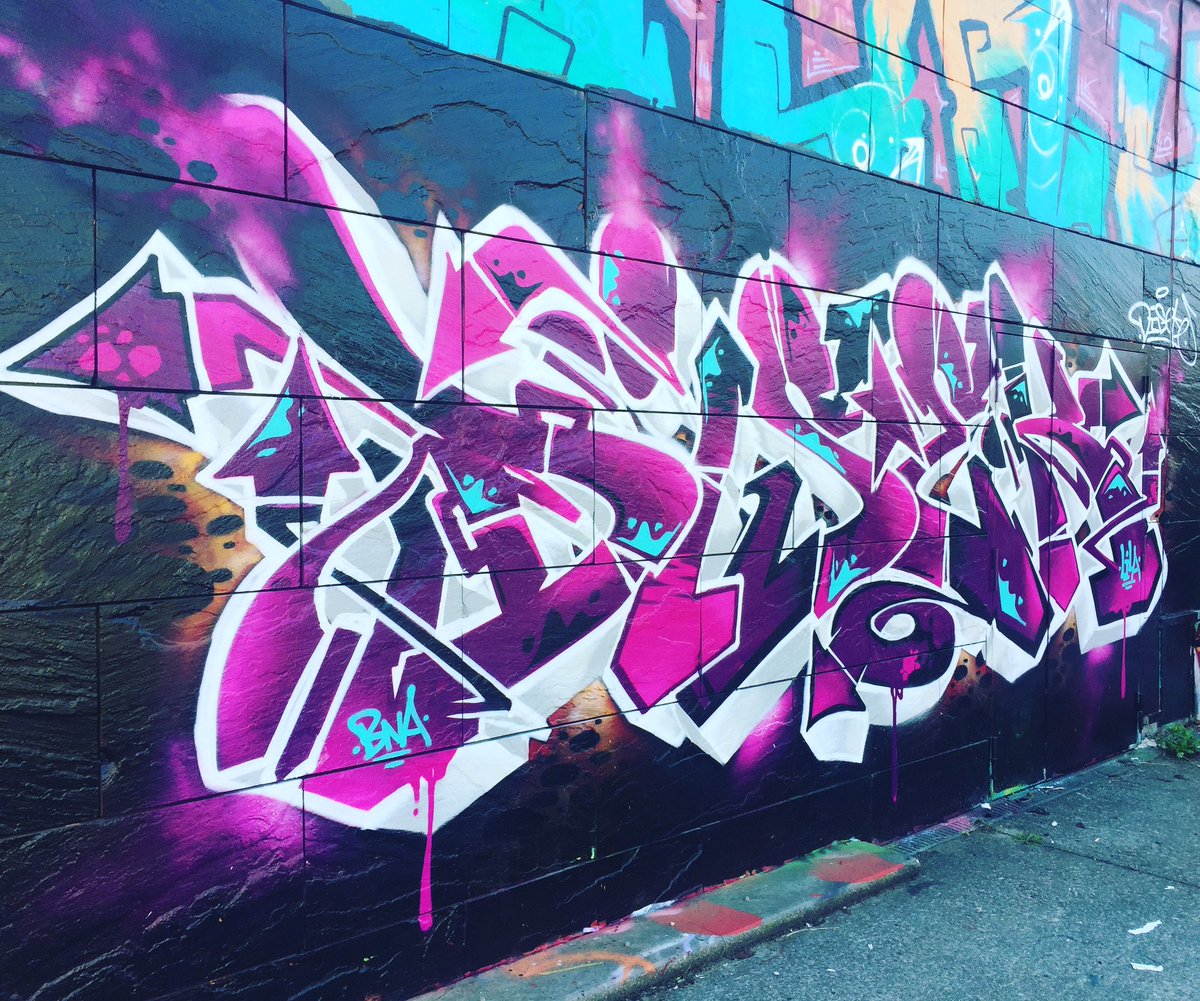Сиреневые граффити