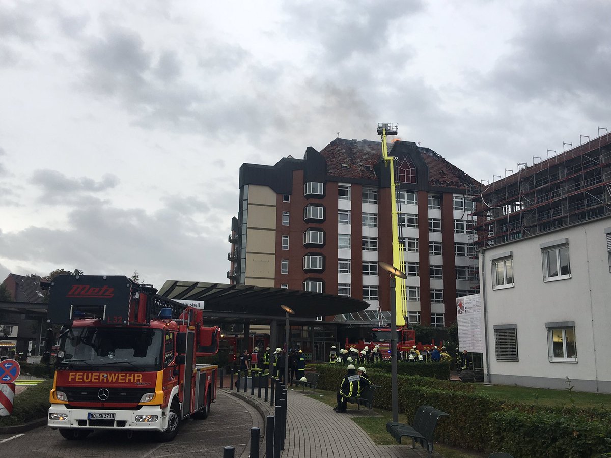 SebastianReddig's tweet photo. 2 Tote im #Bergmannsheil in #Bochum: Ein Opfer ist weiblich. Feuer kam sicher aus Patientenzimmer in 6. Etage. Klinik bleibt geöffnet. https://t.co/PLzIADLfxX